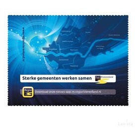 Brillendoekjes bestellen - Deze doekjes zijn geschikt om uw kostbare bril mooi schoon te houden. Ze zijn gemaakt van micofiber en dus ook geschikt om uw tablet, telefoonscherm en computerscherm mee te reiningen. De prijs in de staffel is inclusief opdruk in 1 kleur meerdere kleuren of full-colour is tegen een kleine meerprijs ook mogelijk. Levertijd voor deze artikelen is 3 weken.