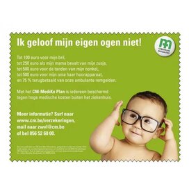 Computerdoekjes bedrukken - De telefoondoekjes&nbsp;zijn gemaakt van 80% polyester en 20% polyamide, 220gr/m2. Ze kunnen geleverd worden met een ronde of gekartelde afwerking en worden per stuk verpakt in een polybag. Deze doekjes zijn geschikt om uw kostbare bril of zonnebril mooi schoon te houden. Ze zijn gemaakt van micofiber en dus ook geschikt om uw tablet, telefoonscherm en computerscherm mee te reiningen. Levertijd voor deze artikelen is ca. 3 weken na goedkeuring akkoord drukproef. Formaat 23x17.5 cm