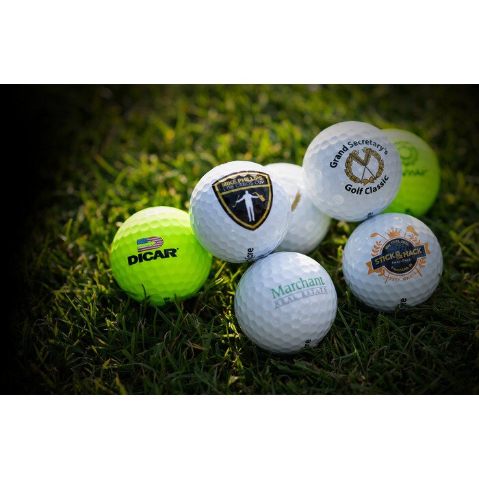 bedrukte golfballen op de golfbaan