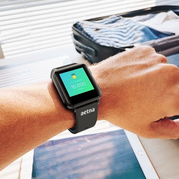 activity tracker met logo om de pols