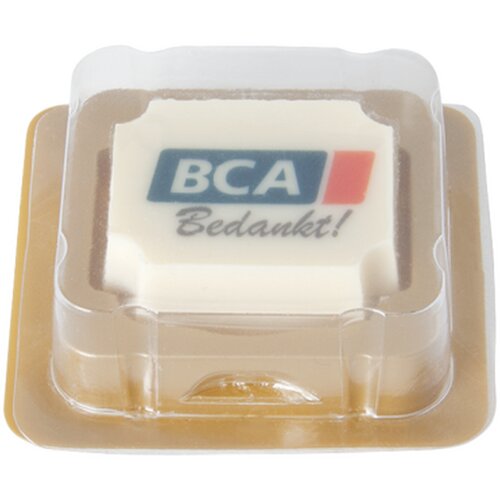 Logobonbon van witte chocolade met hazelnoot praline Custom Made